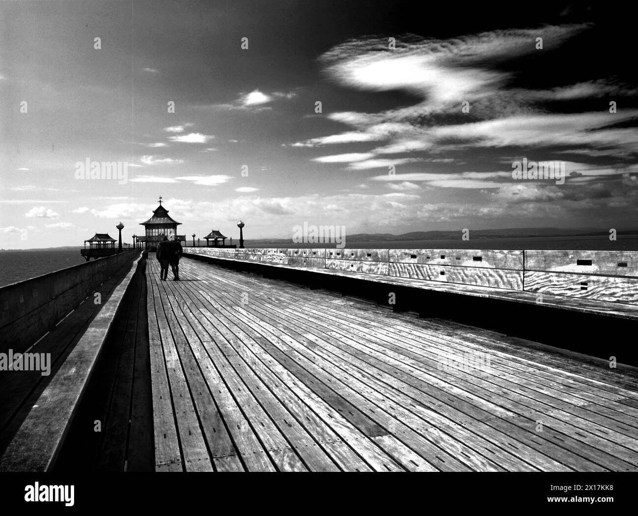 Clevedon Pier dans le Somerset, en Angleterre, est un bâtiment classé Grade I, décrit par Sir John Betjeman comme « la plus belle jetée d’Angleterre ». Banque D'Images