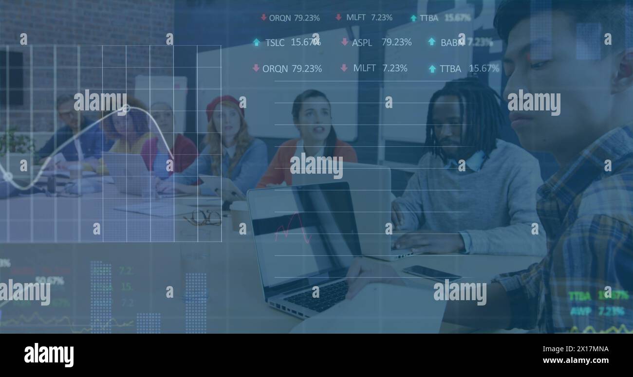 Image du traitement des données boursières sur divers collègues ayant une réunion au bureau Banque D'Images