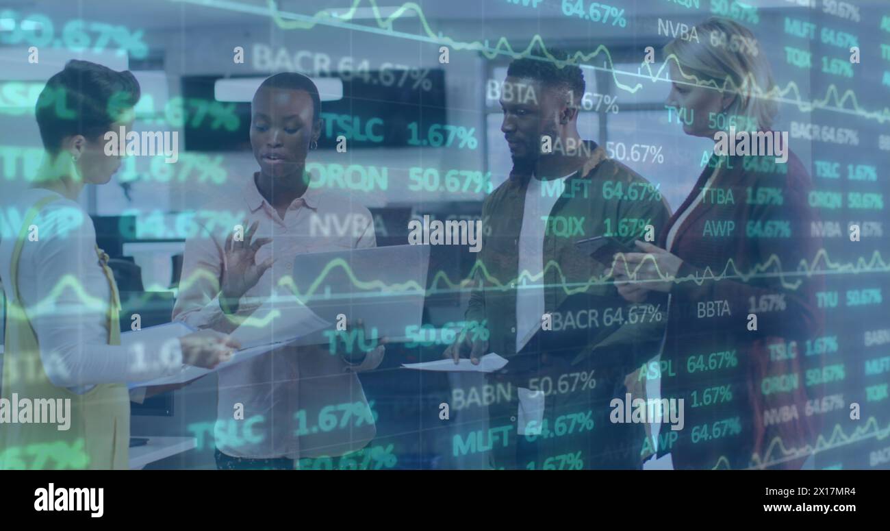 Image du traitement des données boursières sur divers collègues discutant ensemble au bureau. Concept d'économie mondiale et de technologie commerciale Banque D'Images