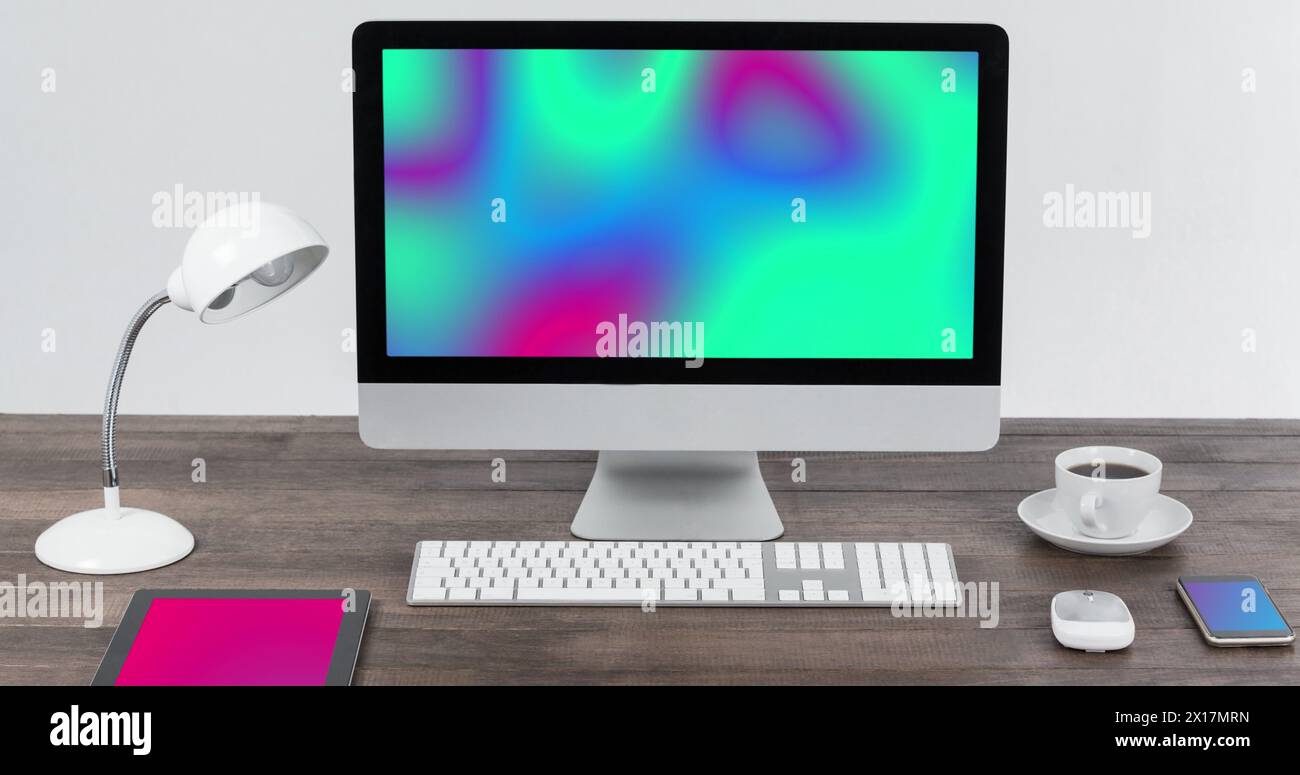 Image de dispositifs technologiques avec des formes en mouvement colorées sur l'écran sur le bureau Banque D'Images
