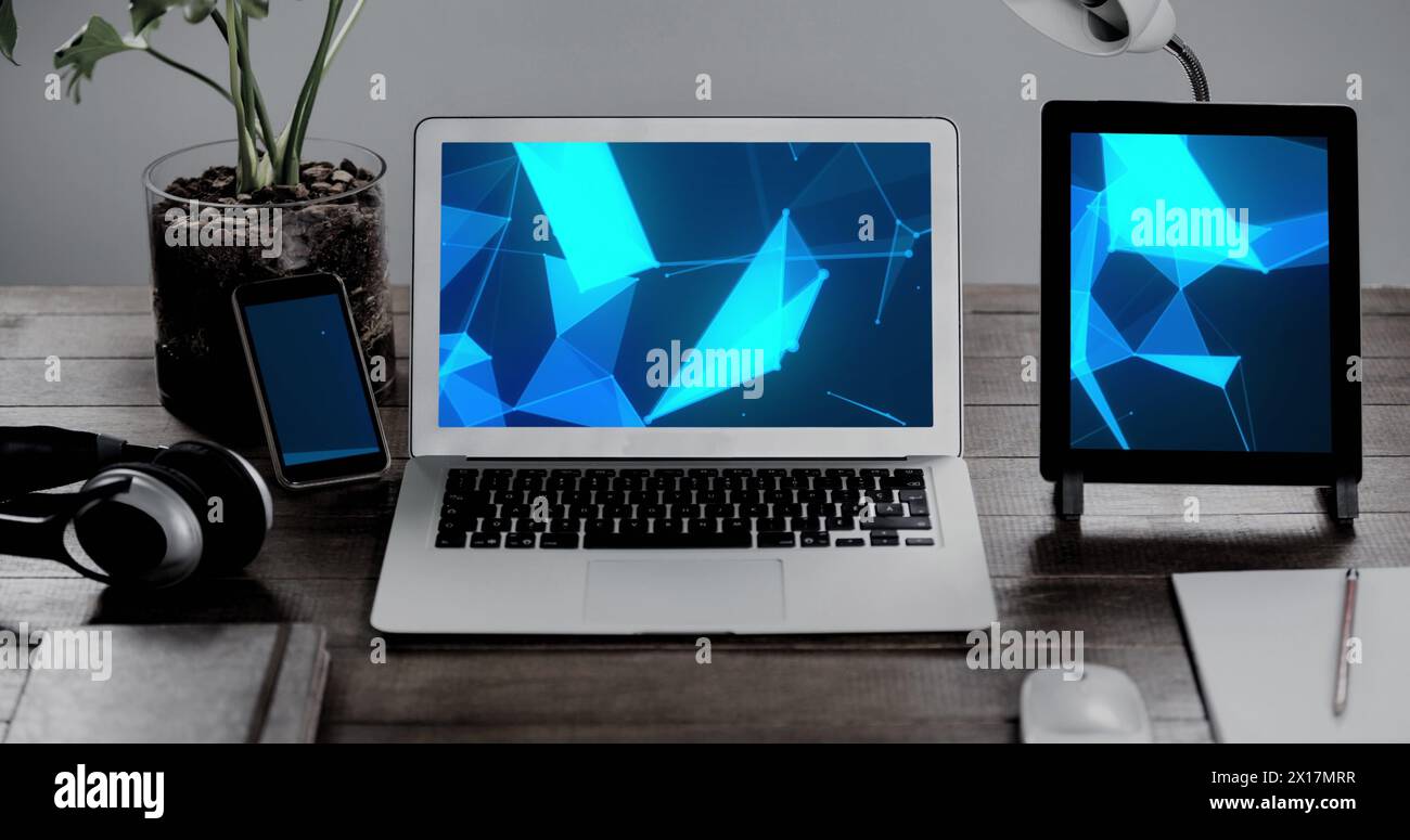 Image de dispositifs technologiques avec des formes bleues sur l'écran sur le bureau Banque D'Images