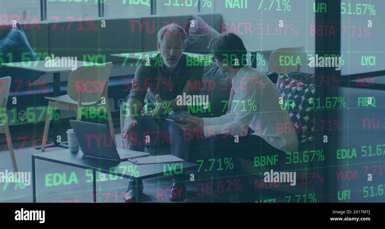 Image du traitement des données boursières sur deux hommes différents discutant sur un ordinateur portable au bureau Banque D'Images