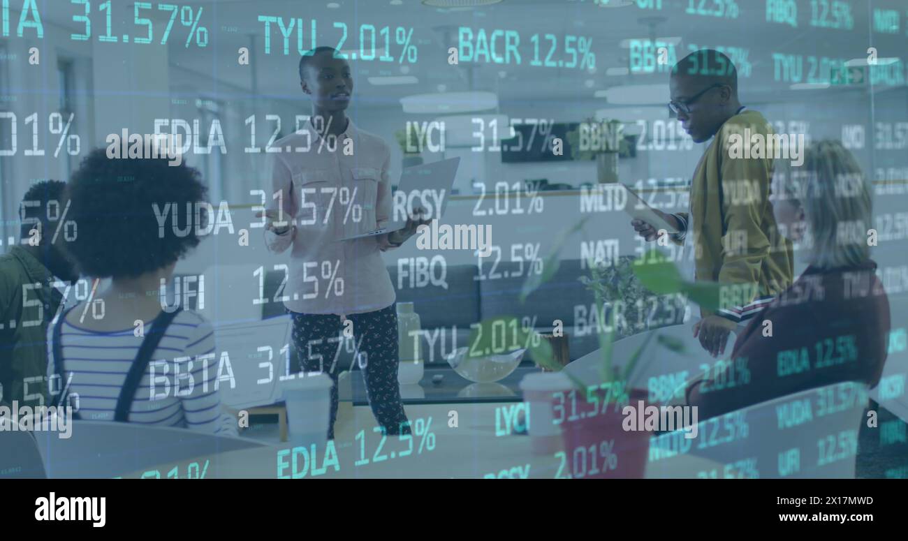 Image du traitement des données financières sur divers hommes d'affaires au bureau Banque D'Images