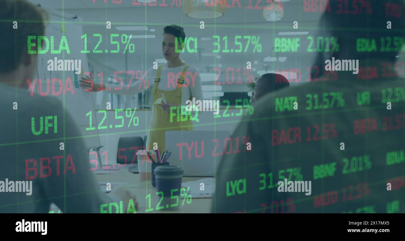 Image du traitement des données boursières sur une femme caucasienne donnant une présentation au bureau. Concept d'économie mondiale et de technologie commerciale Banque D'Images