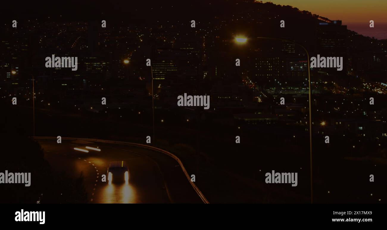 Image des scanners ronds et du traitement des données contre la vue aérienne de la circulation urbaine la nuit Banque D'Images