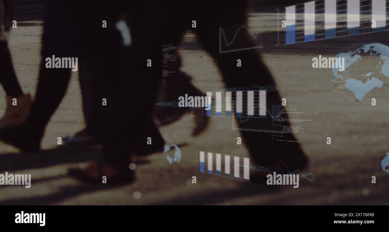 Image de graphiques, globes et langage informatique sur une section basse de personnes marchant dans la rue Banque D'Images