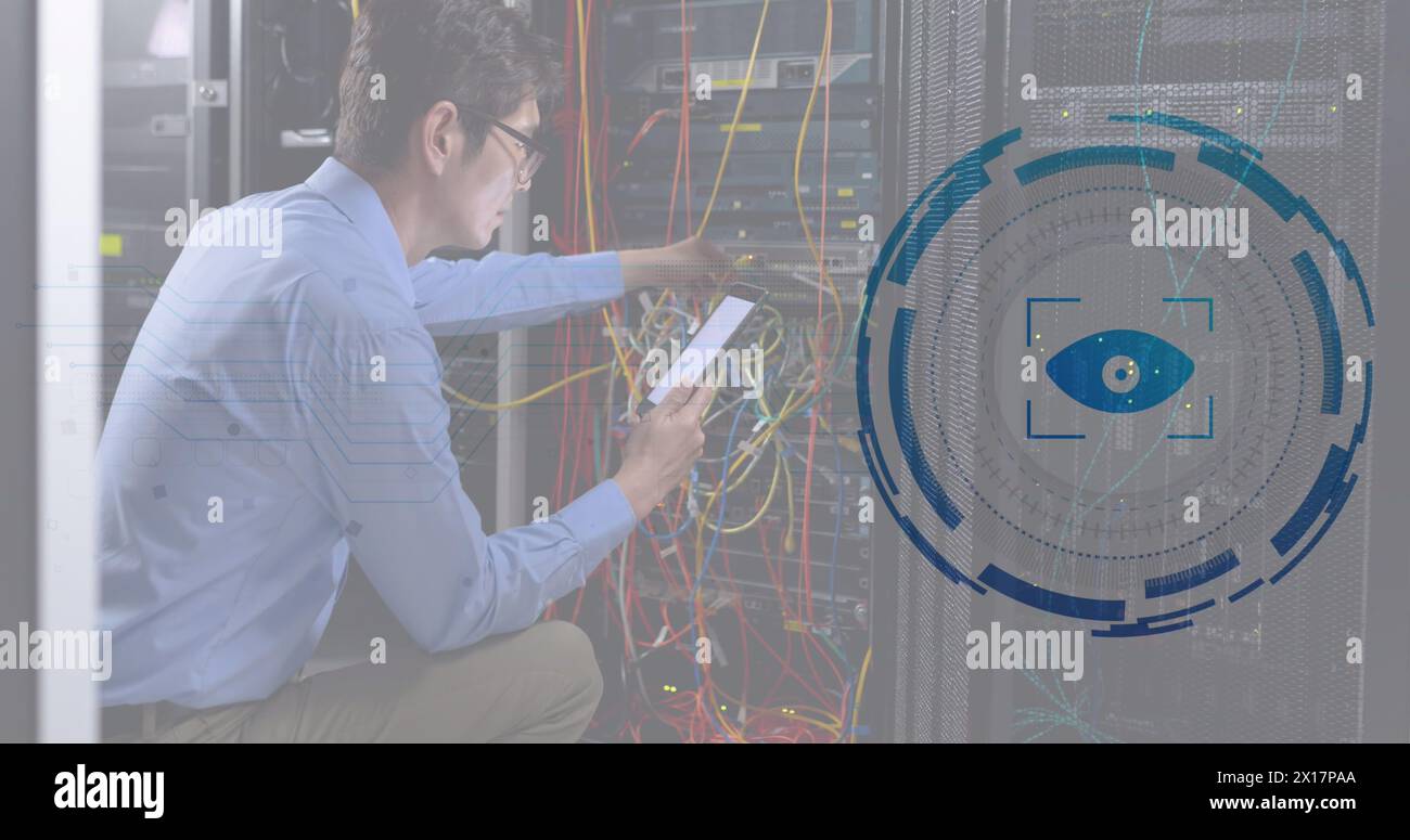 Scanner rond rétine d'image contre ingénieur masculin asiatique utilisant la tablette numérique dans la salle de serveur Banque D'Images