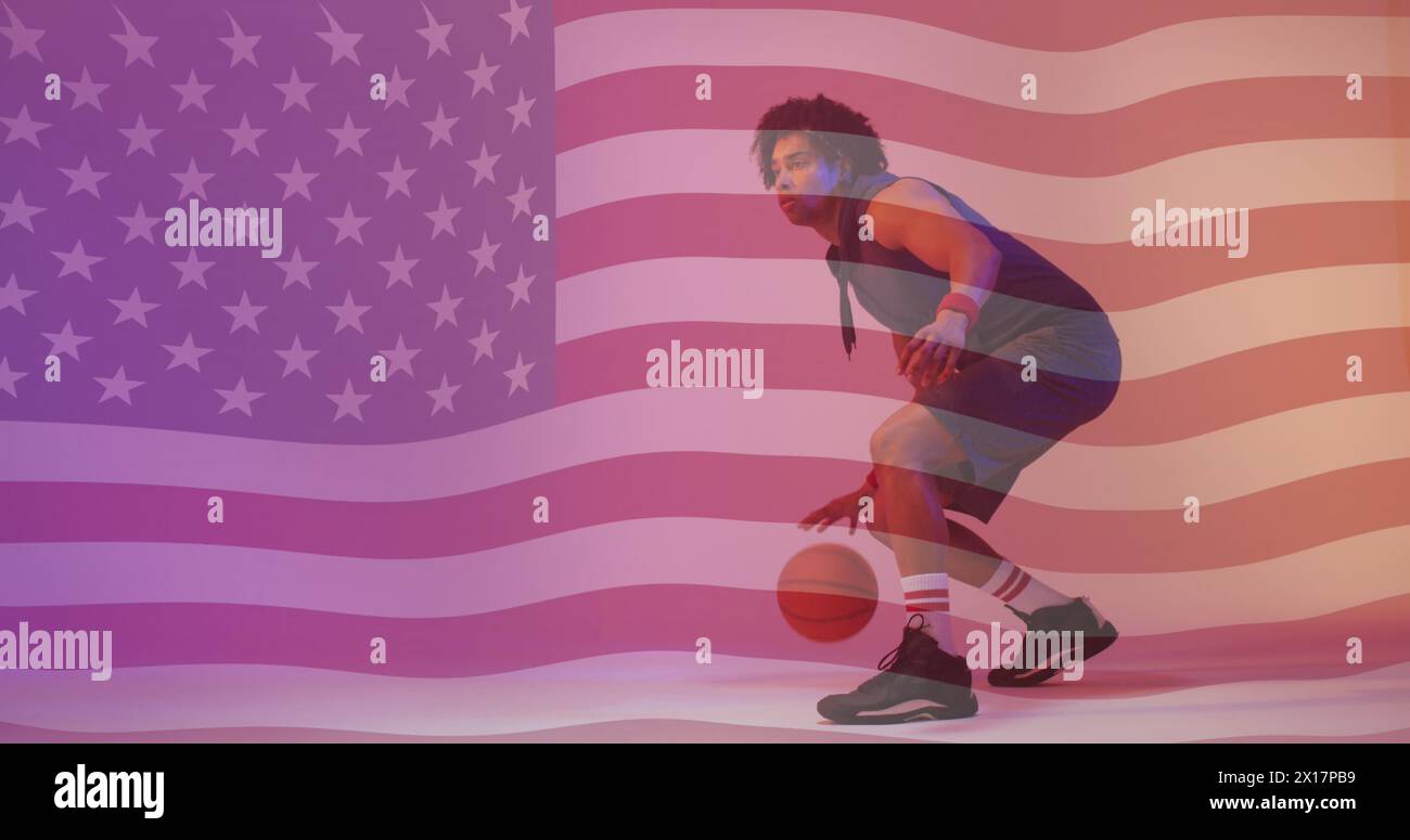 Image d'un drapeau américain au-dessus d'un joueur de basket-ball afro-américain rebondissant la balle Banque D'Images