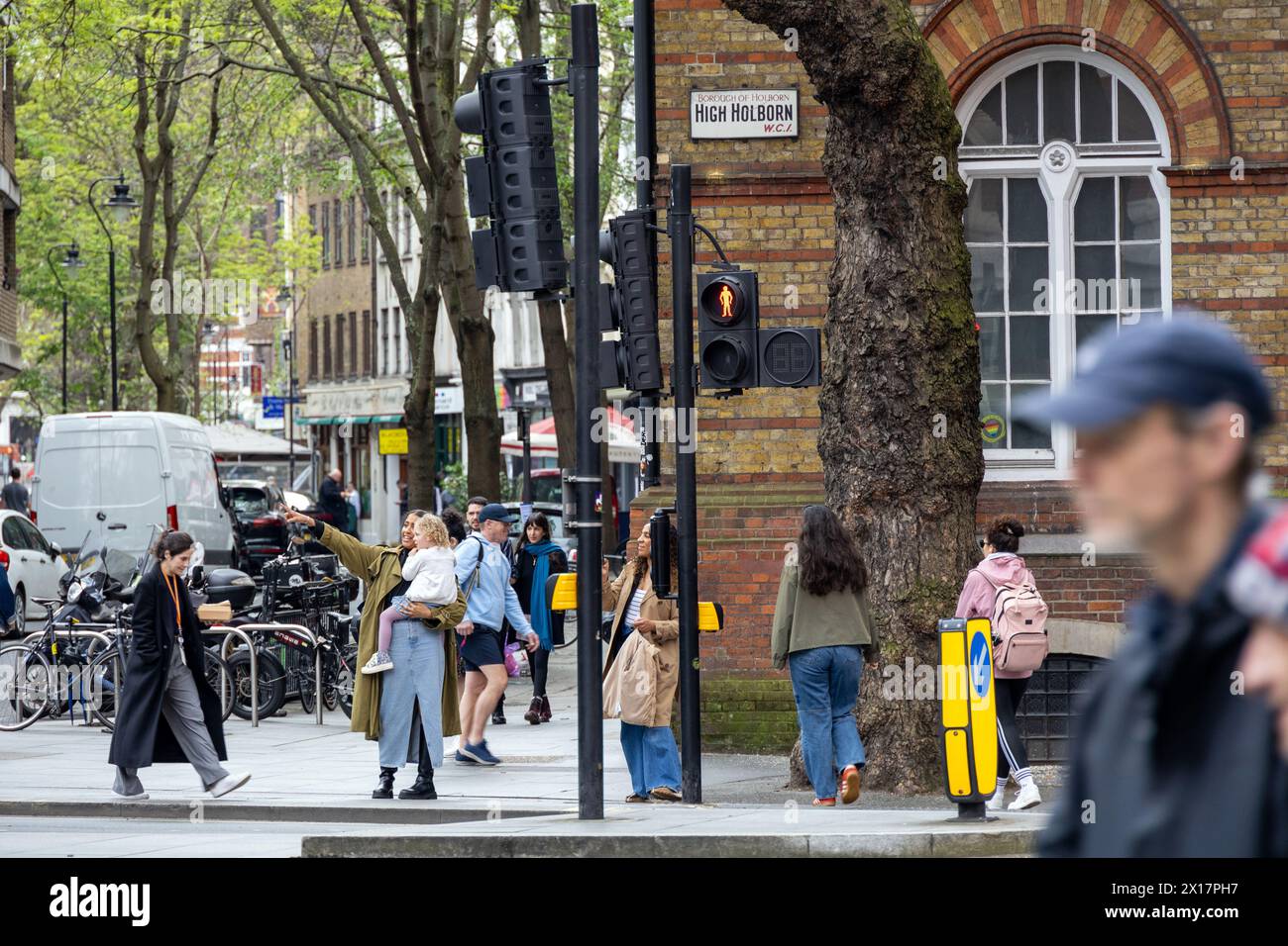 Scène de rue animée de Soho avec des piétons à Londres. Banque D'Images