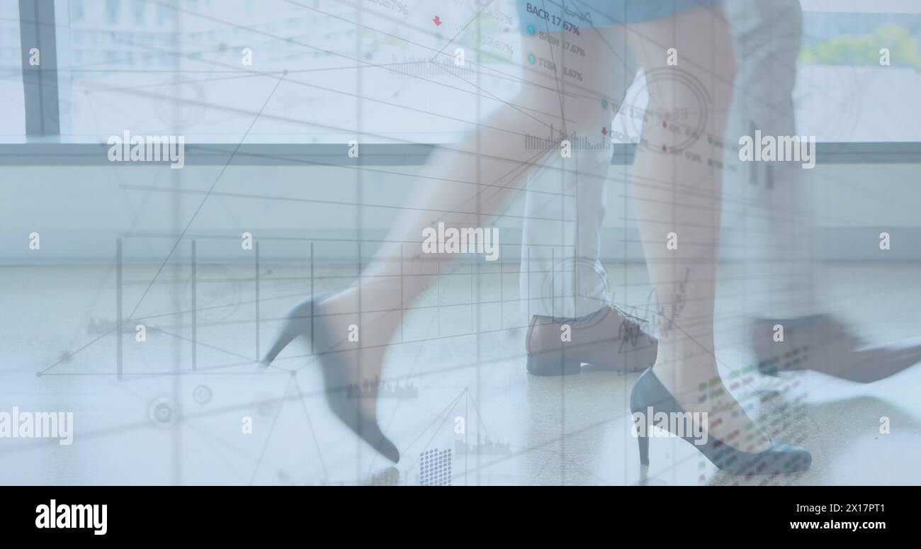 Image du traitement des données boursières sur une partie basse des hommes d'affaires marchant au bureau Banque D'Images
