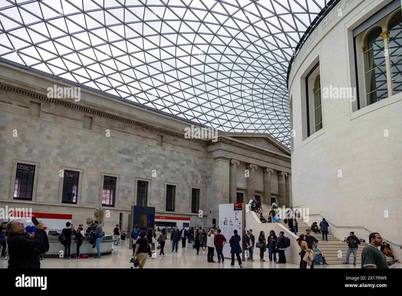 Visiteurs à l'intérieur de la Grande Cour du British Museum, Londres, sous la verrière géométrique. Banque D'Images