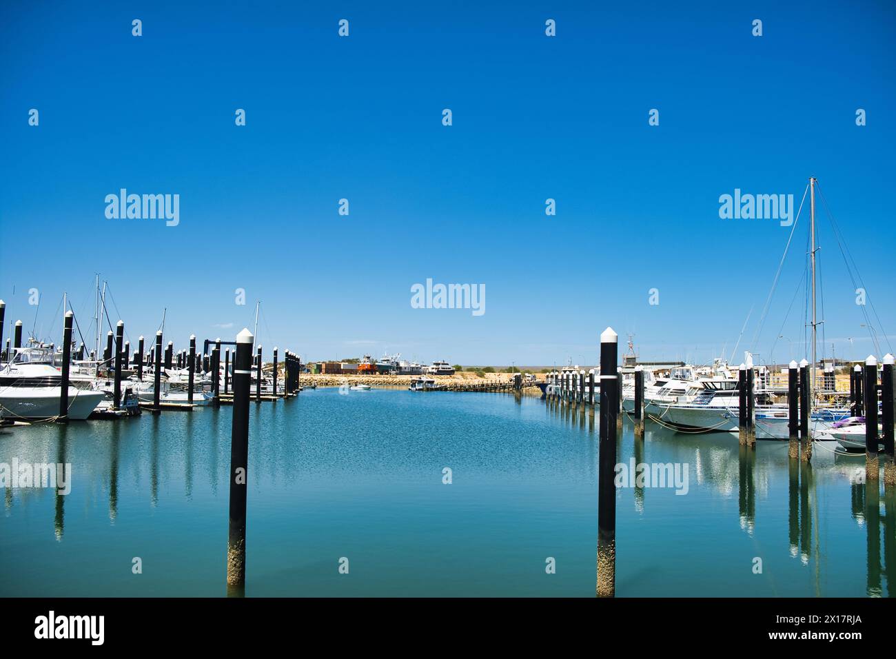 Le port de plaisance d'Exmouth, une marina sur North West Cape, Australie occidentale. Avec yachts et voiliers. Réflexion dans l'eau Banque D'Images