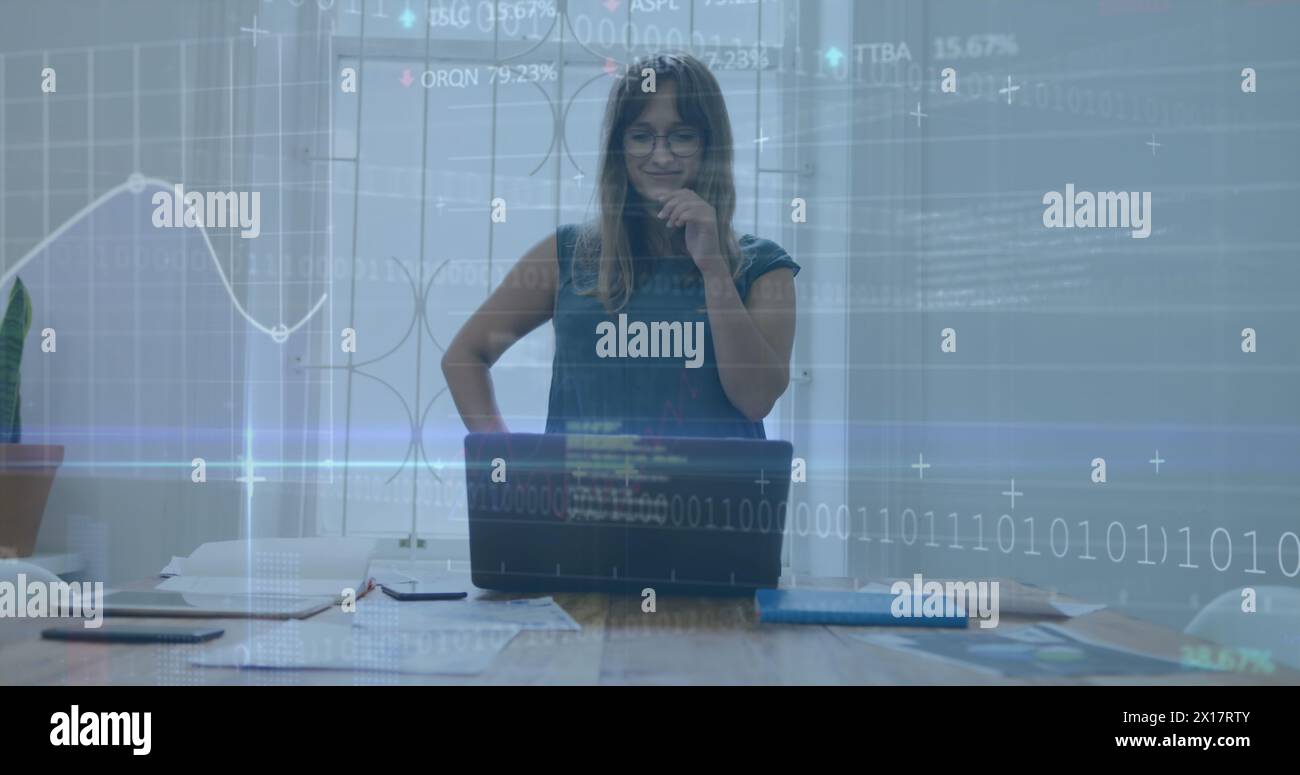 Image du traitement des données financières sur femme d'affaires à l'aide de l'ordinateur Banque D'Images