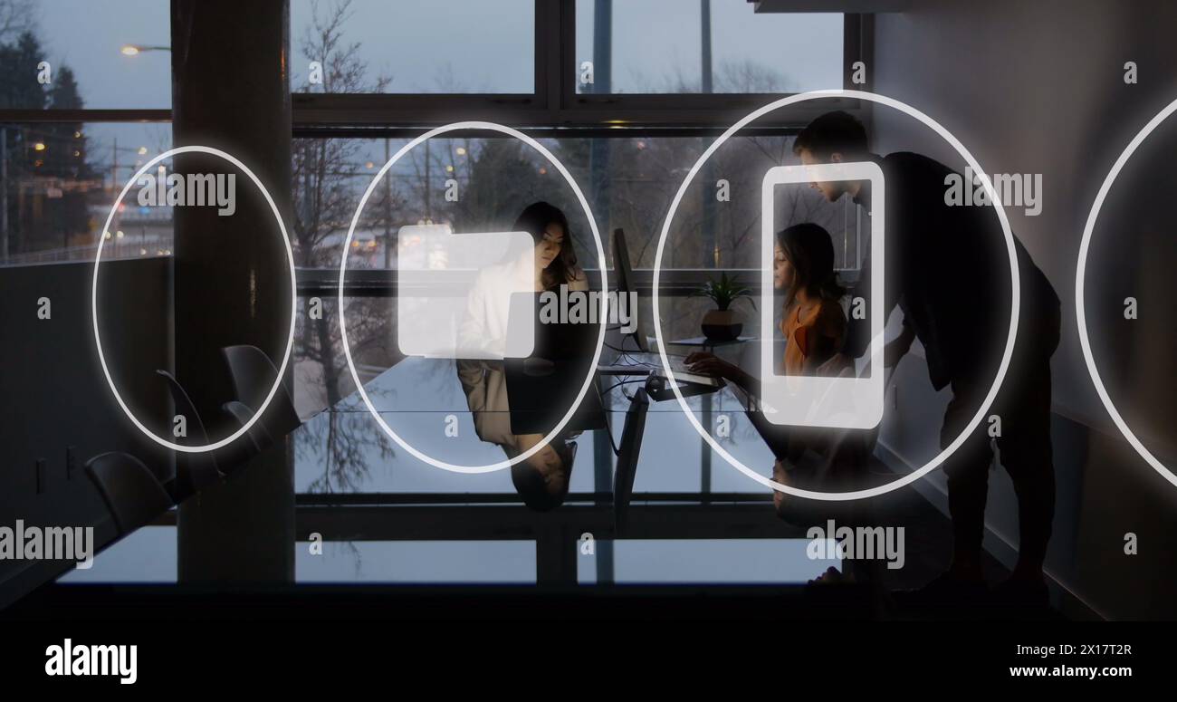 Image d'un réseau d'icônes sur diverses personnes travaillant tard au bureau Banque D'Images