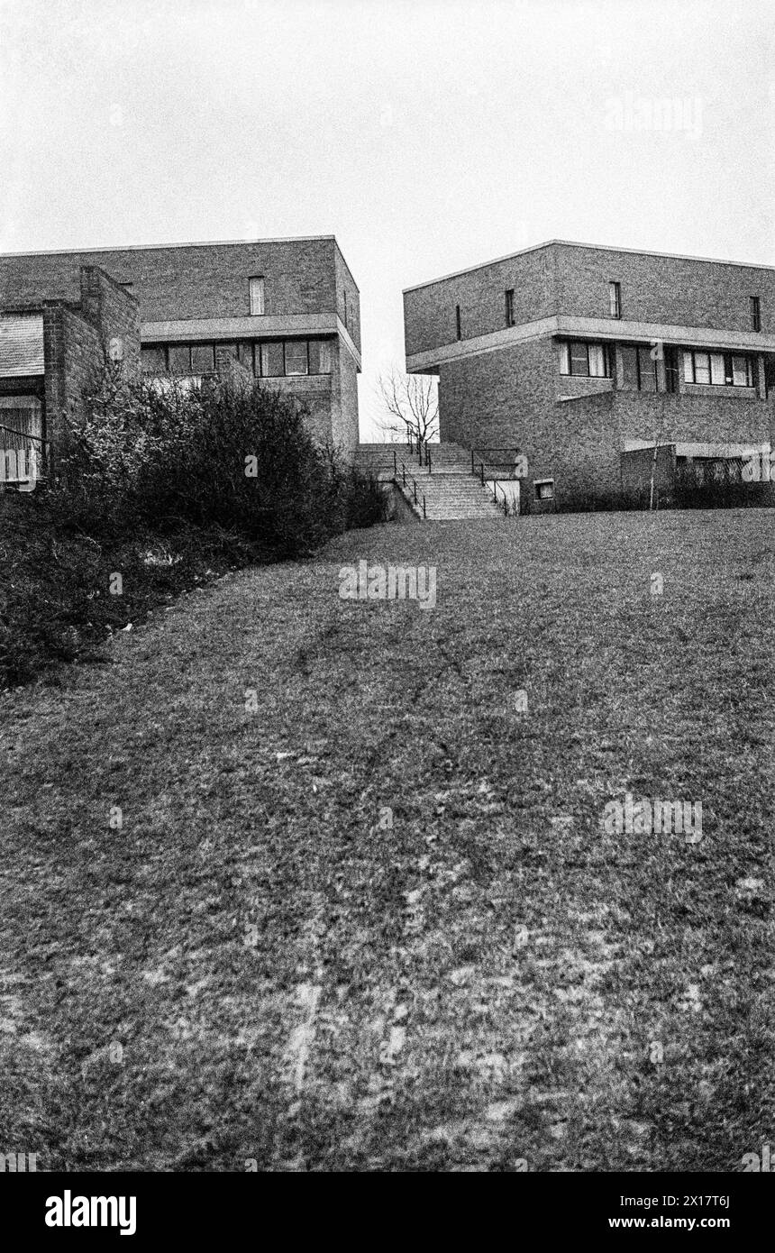 Photographie d'archive de 1974 du domaine résidentiel de Bishopsfield à Harlow. Le développement a été conçu par Michael Neylan après avoir remporté un concours parrainé par Harlow Development Corporation en 1961. Les premiers locataires ont emménagé en 1965 et il a remporté un prix Civic Trust en 1968. Banque D'Images