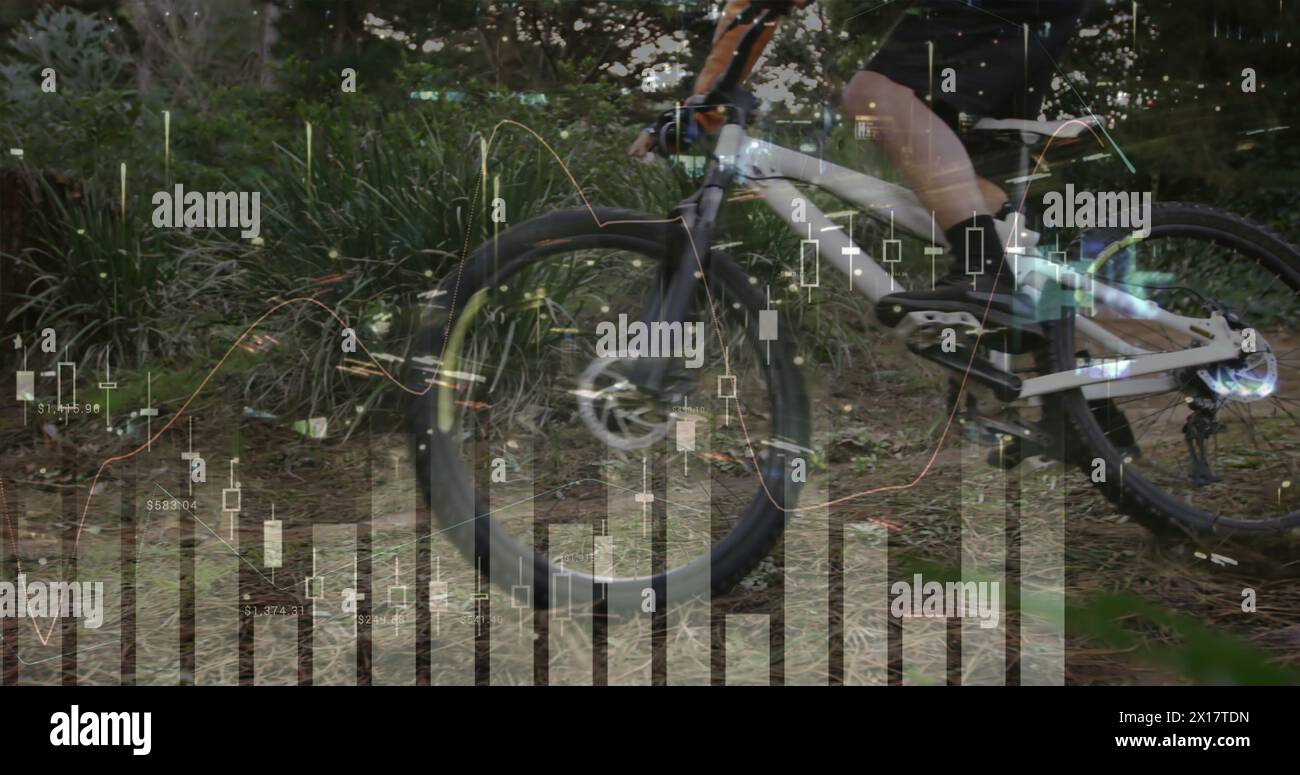 Image de l'enregistrement des statistiques et de la circulation routière en mouvement rapide sur l'homme cycliste dans la forêt à l'arrière Banque D'Images