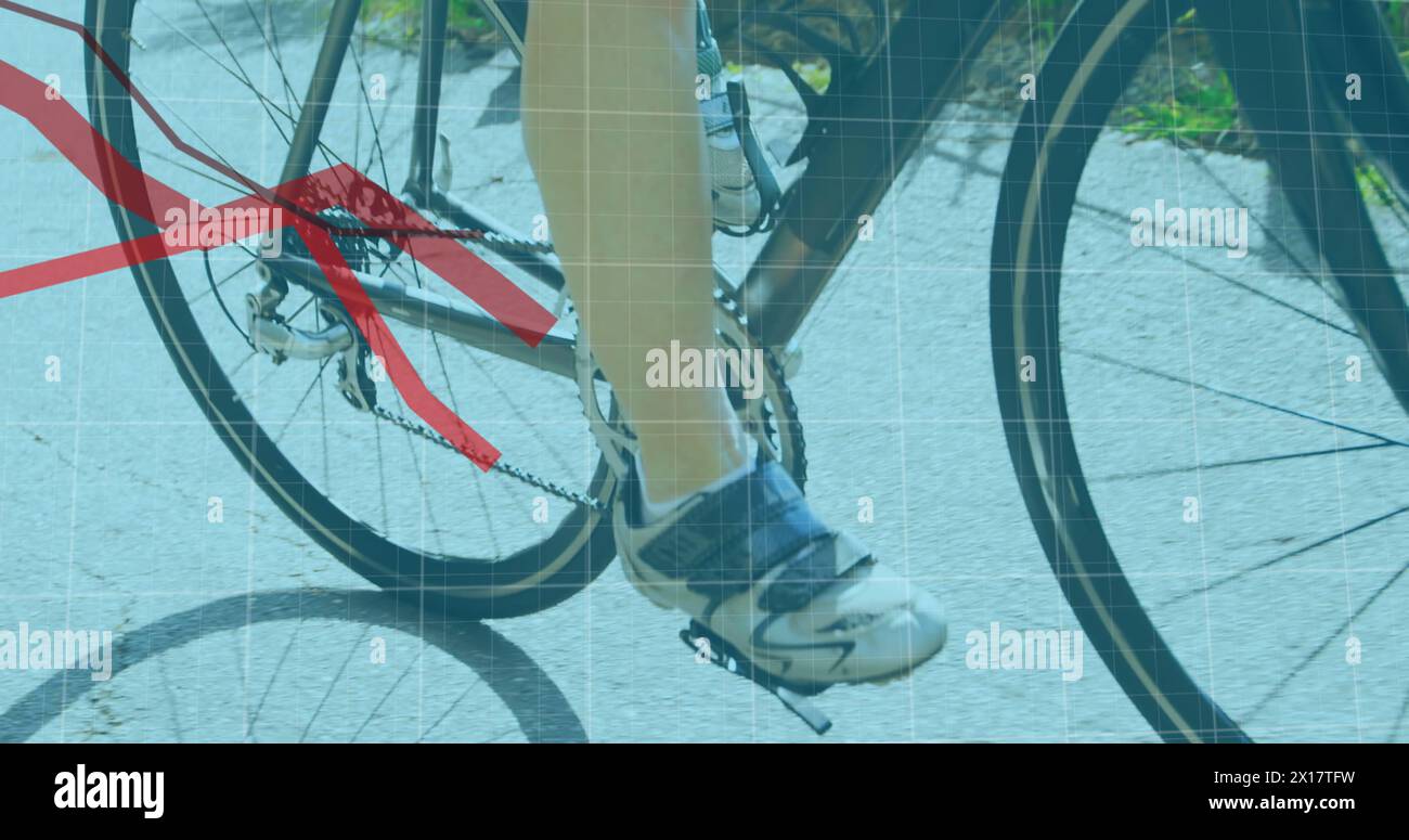 Image des lignes rouges et de l'enregistrement des statistiques sur la section basse de femme cycliste sur la route dans le bac Banque D'Images