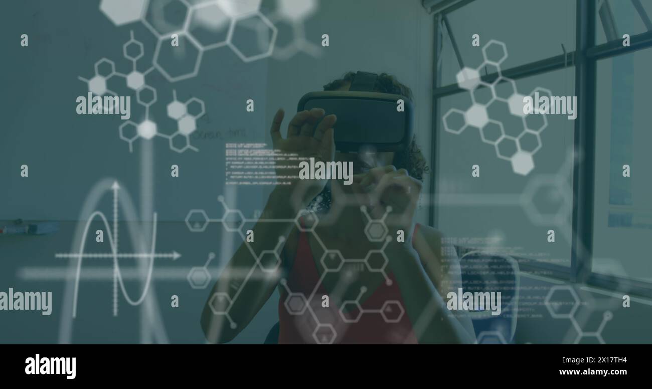 Image de composés chimiques et de traitement de données médicales sur une femme portant un casque vr Banque D'Images