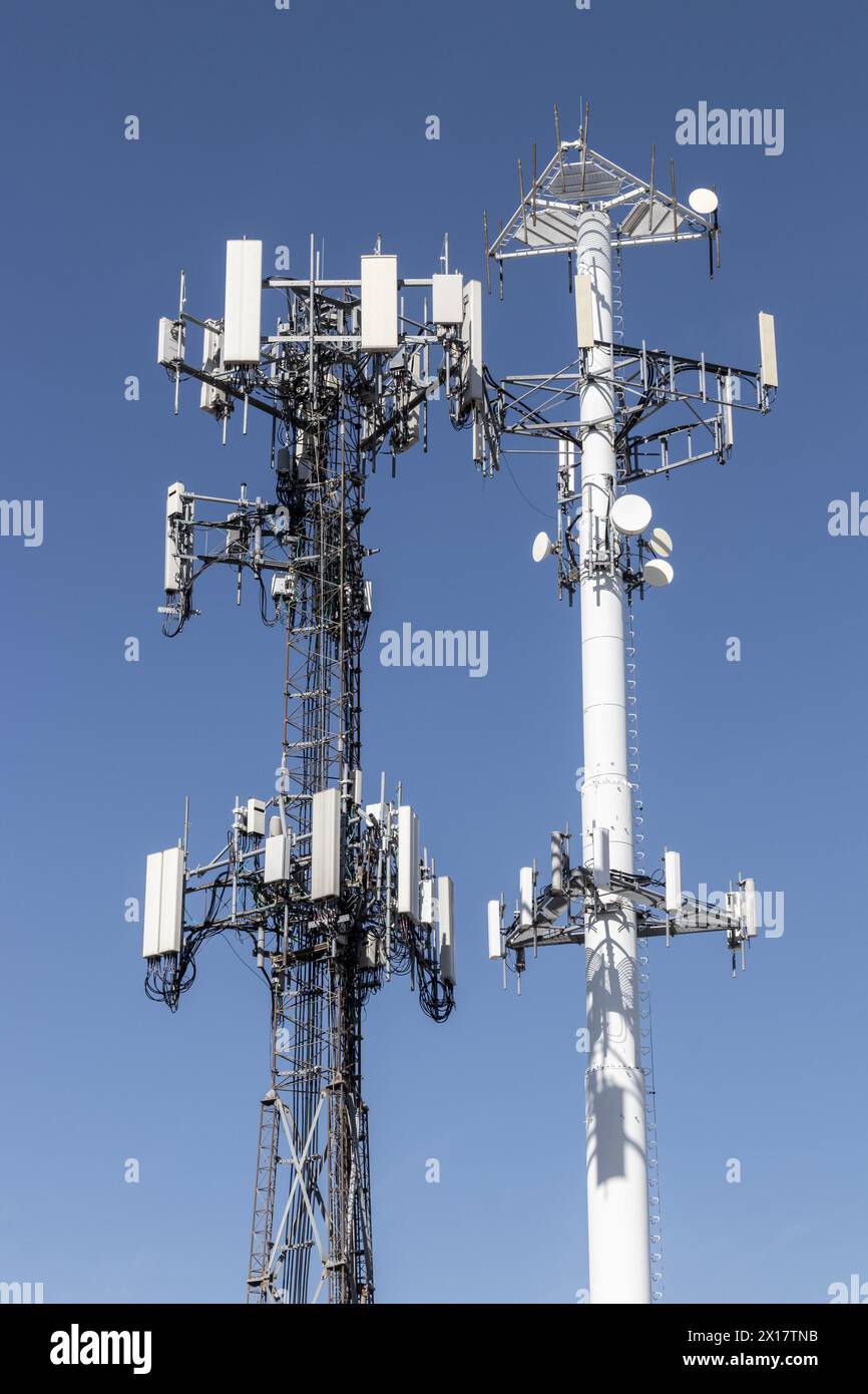 Tour de télécommunications et d'équipement cellulaire sans fil avec antenne de téléphone mobile directionnelle. Banque D'Images