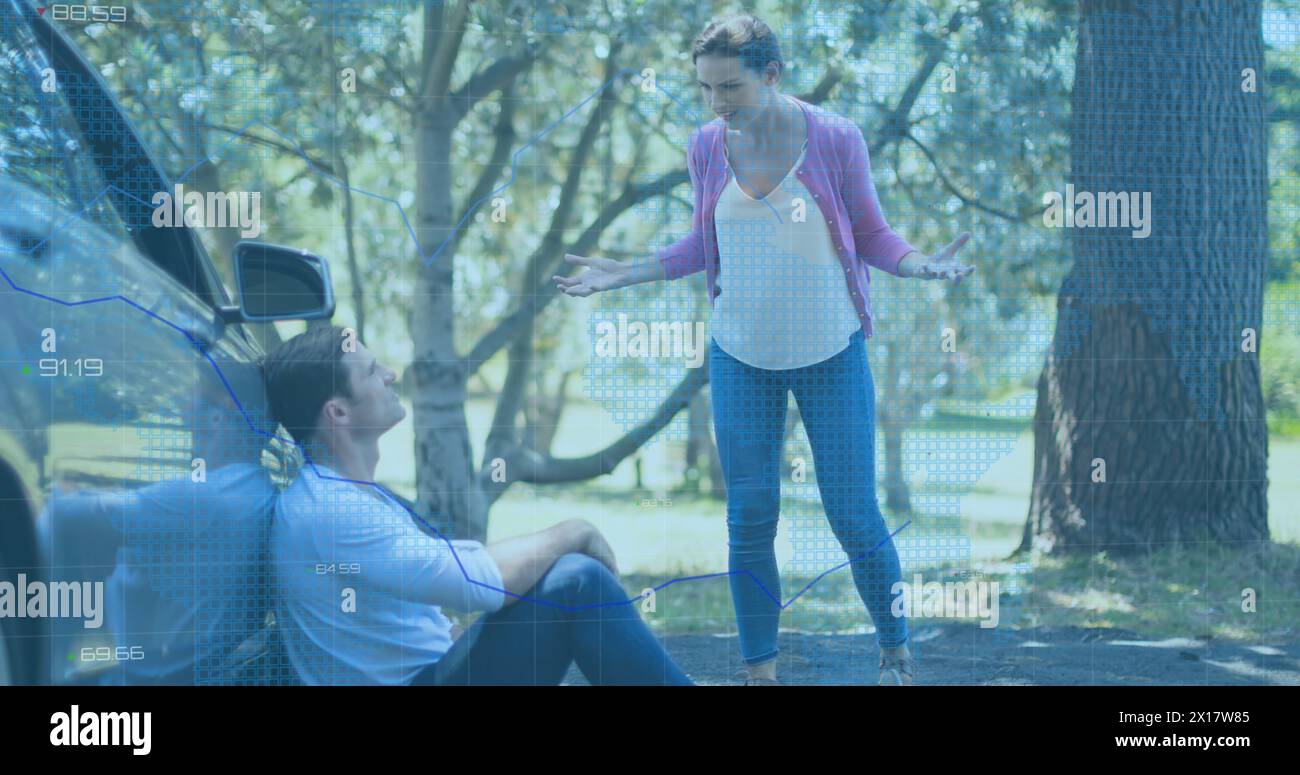 Image du traitement des données financières sur une femme parlant avec un homme Banque D'Images