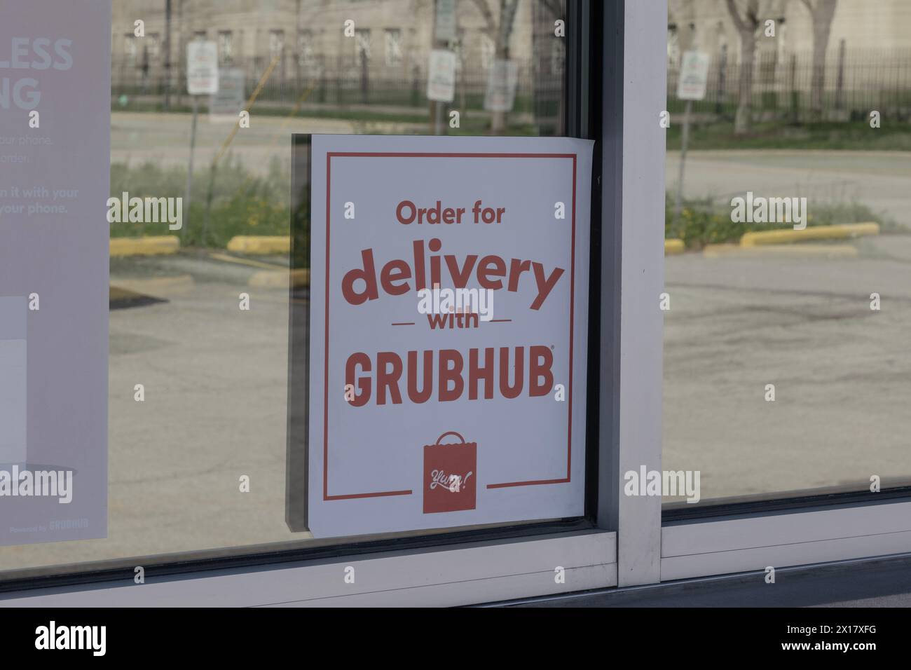Indianapolis - 13 avril 2024 : GrubHub signe dans un restaurant participant. GrubHub est une plate-forme de commande et de livraison de nourriture préparée en ligne et mobile Banque D'Images