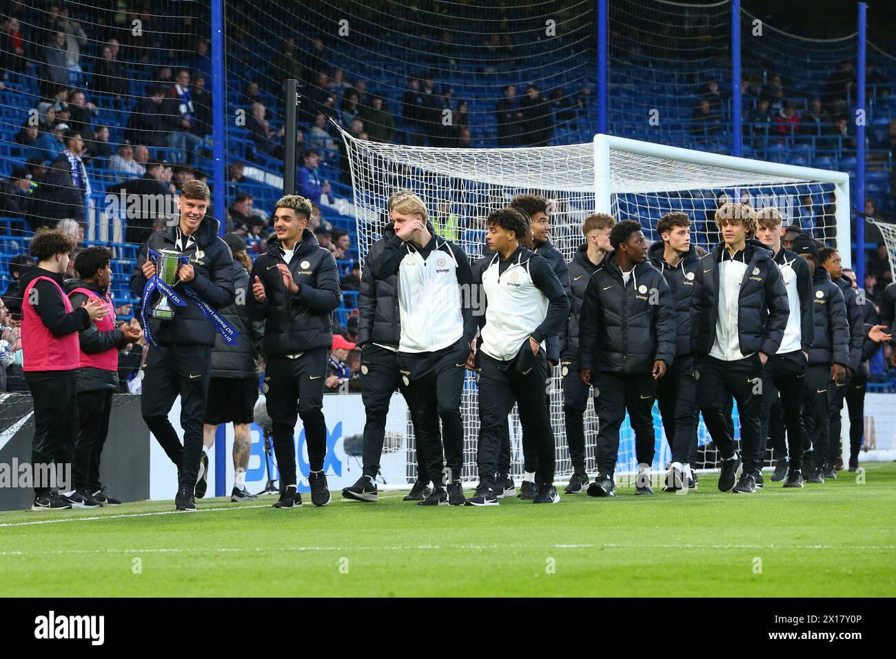 Chelsea, Londres, Angleterre. 15 avril 2024 ; Stamford Bridge, Chelsea, Londres, Angleterre : premier League Football, Chelsea contre Everton ; équipe U17 de Chelsea sur un tour d'honneur autour du stade avec leur trophée U17 premier League Cup. Crédit : action plus Sports images/Alamy Live News Banque D'Images