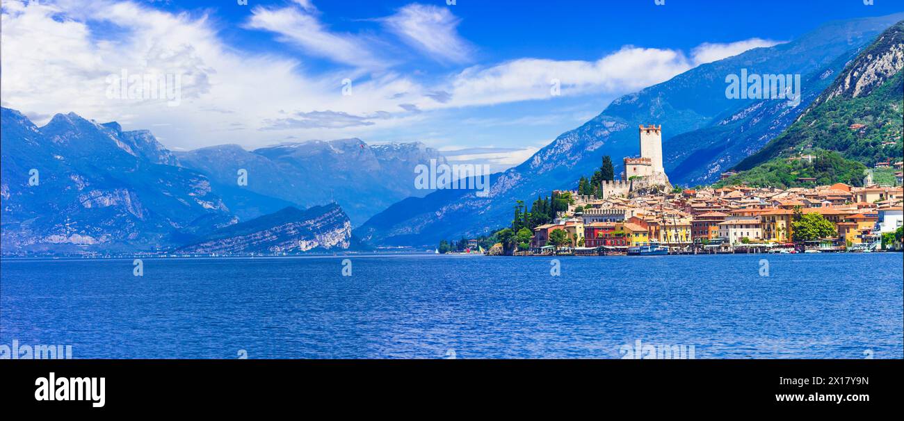 Paysages de lacs du nord de l'italie - magnifique Lago di Garda. Vue panoramique sur le château et le village de Malcesine Banque D'Images