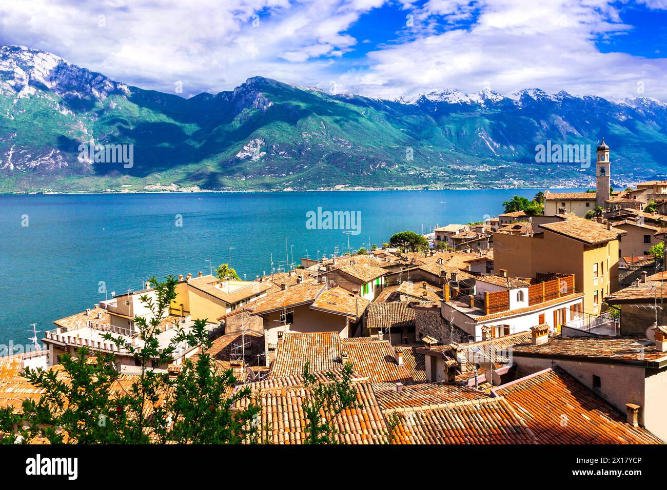 Les lacs italiens les plus pittoresques Lago di Grada, vue sur le beau village Limone sul Garda. Lombardie, Italie Banque D'Images