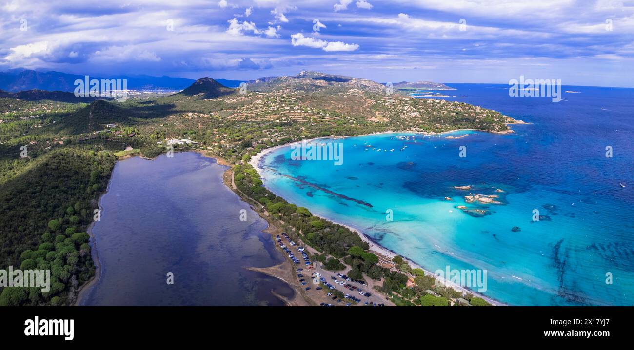 Les meilleures plages de l'île de Corse - vidéo aérienne de la belle plage de Santa Giulia longue avec le lac de sault d'un côté et la mer turquoise de l'autre Banque D'Images