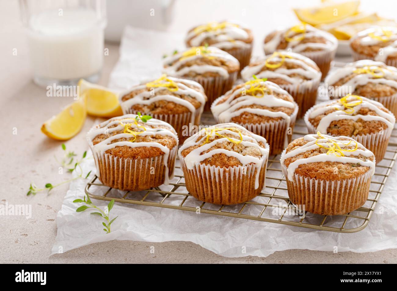 Muffins aux courgettes au citron arrosés de glaçage au sucre citron Banque D'Images