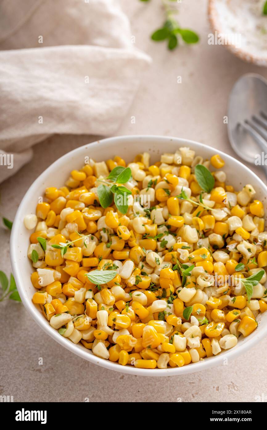 Maïs cuit sauté avec du beurre et des herbes fraîches, idée de plat d'accompagnement Banque D'Images