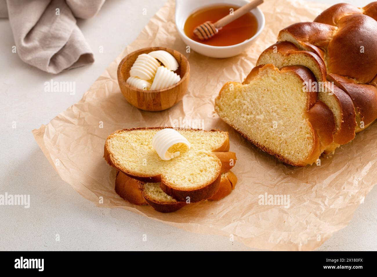 Challah maison avec du miel tranché sur la table servi avec du beurre Banque D'Images