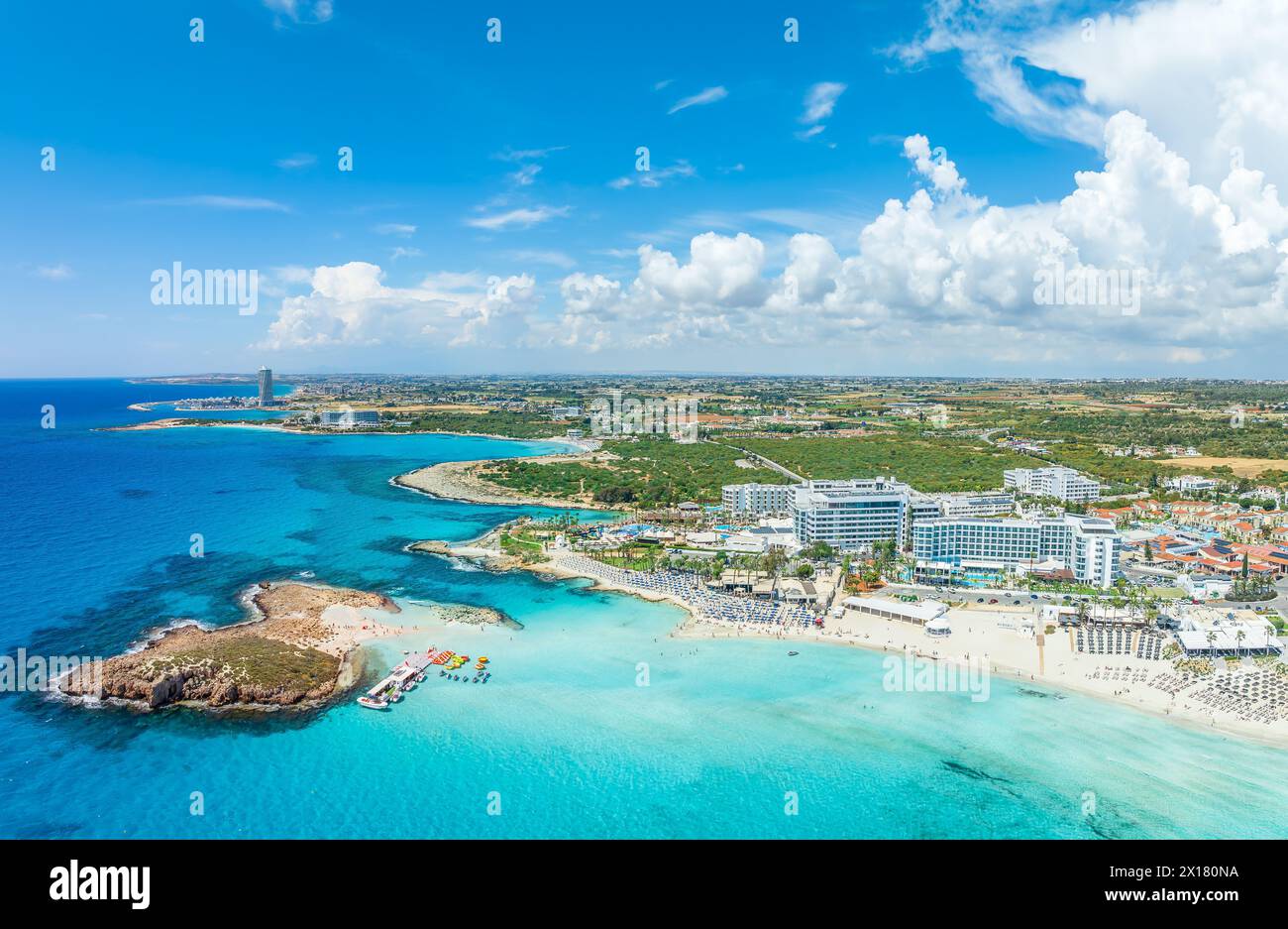Découvrez la plage immaculée de Nissi à Chypre, un paradis au sable blanc et aux eaux turquoises, parfait pour la détente, les sports nautiques et les vacances en famille Banque D'Images