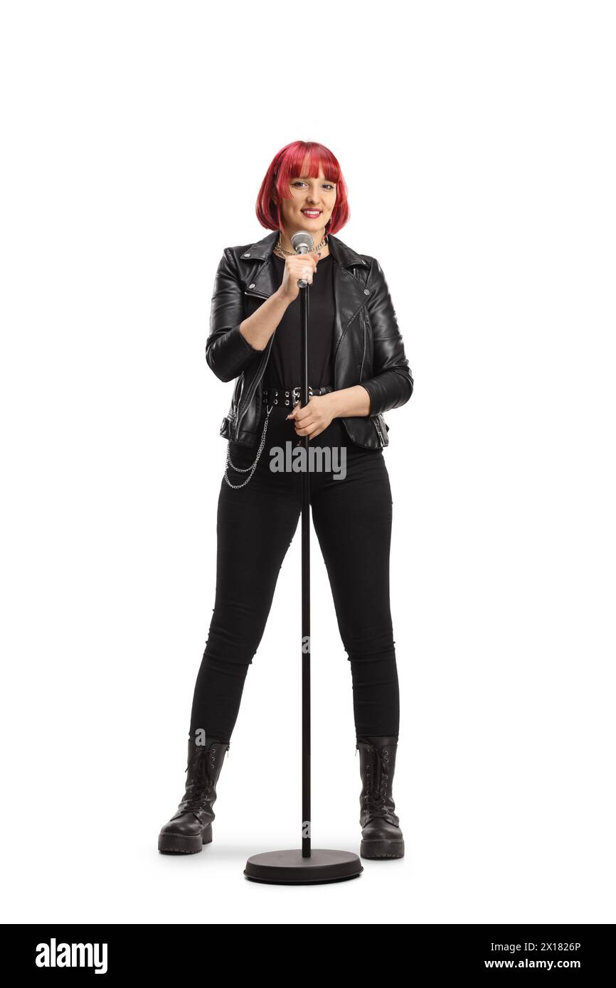 Chanteuse rock avec un microphone isolé sur fond blanc Banque D'Images