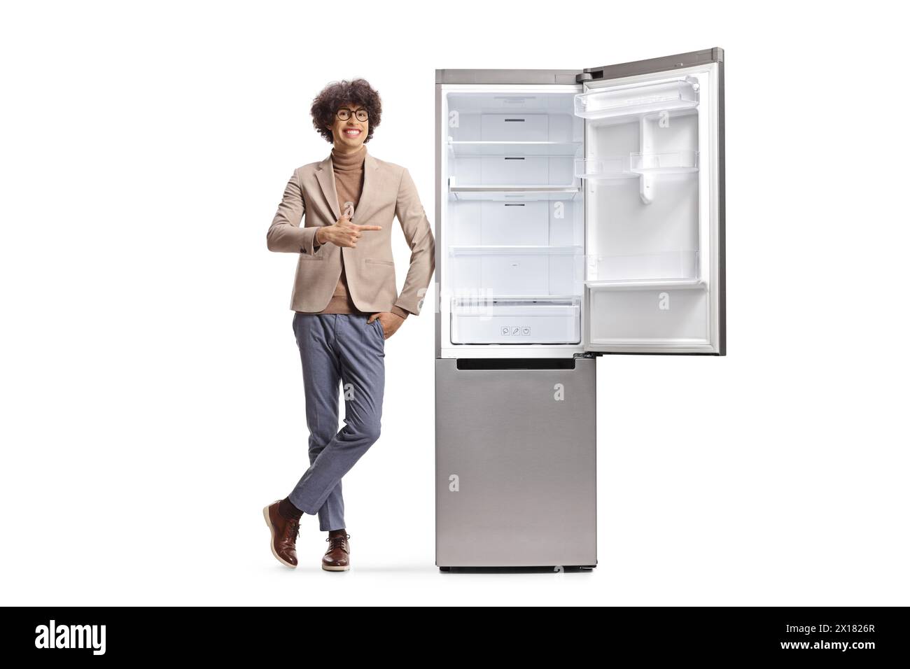 Jeune homme pointant vers un nouveau réfrigérateur isolé sur fond blanc Banque D'Images