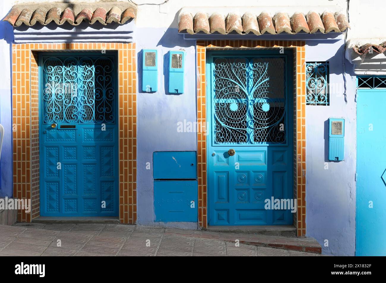 Chefchaouen, Un bâtiment marocain aux portes et volets bleus et à la façade blanche et bleue, Chefchaouen, Maroc Banque D'Images