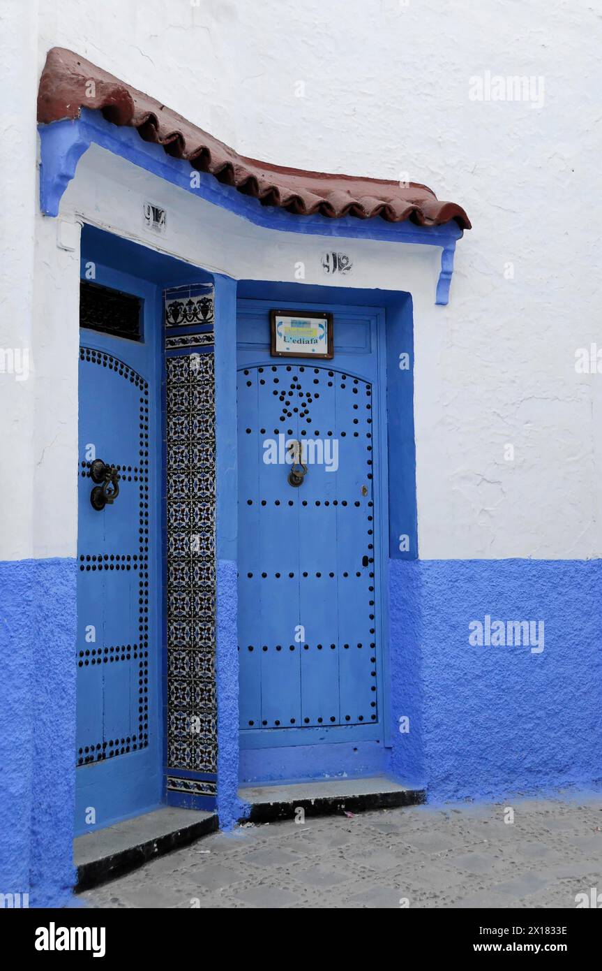 Chefchaouen, Une porte marocaine de conception traditionnelle avec moulures et carrelages bleus, Chefchaouen, Maroc Banque D'Images