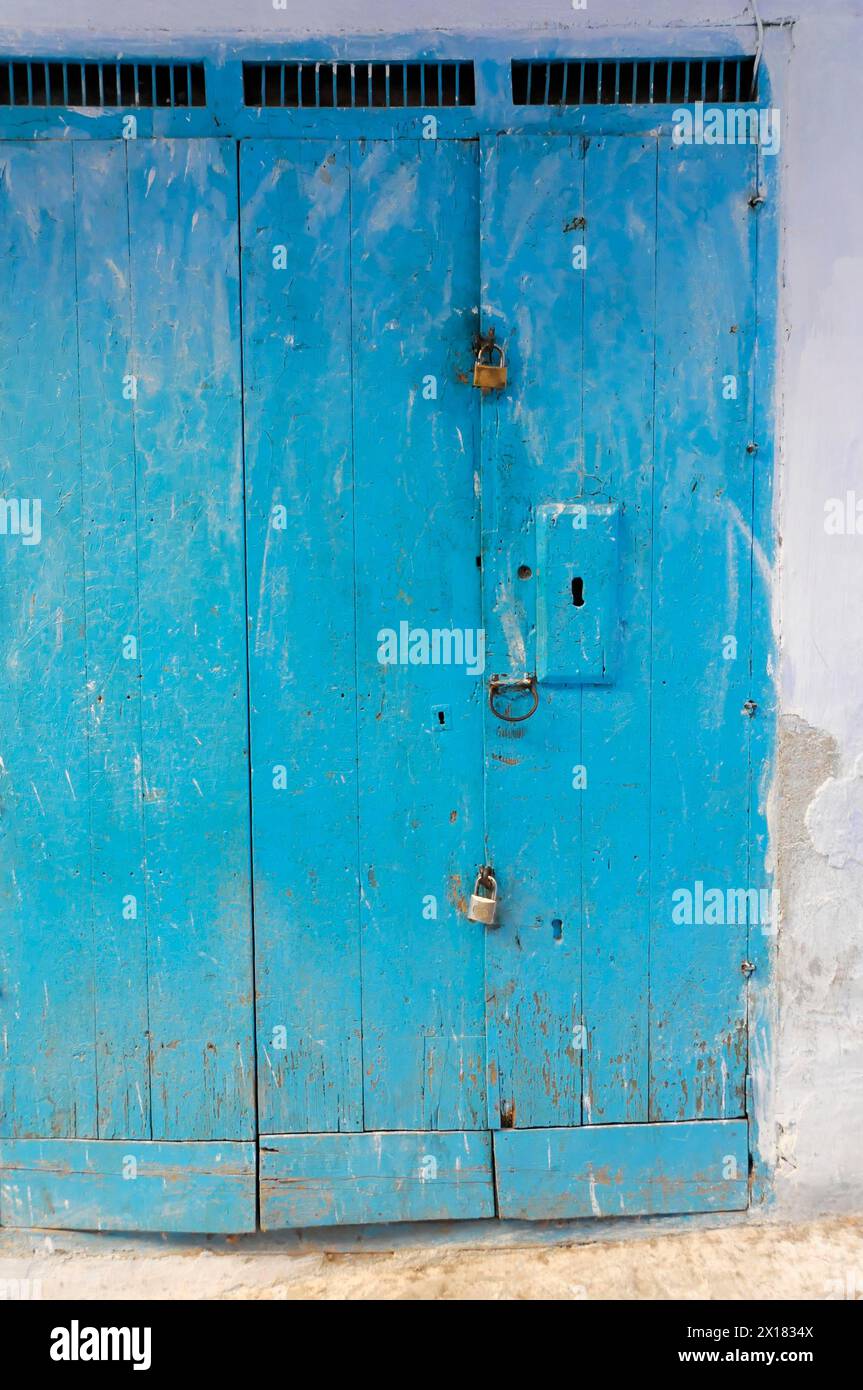 Chefchaouen, une vieille porte bleue avec de la peinture pelable et un cadenas, Chefchaouen, Maroc Banque D'Images