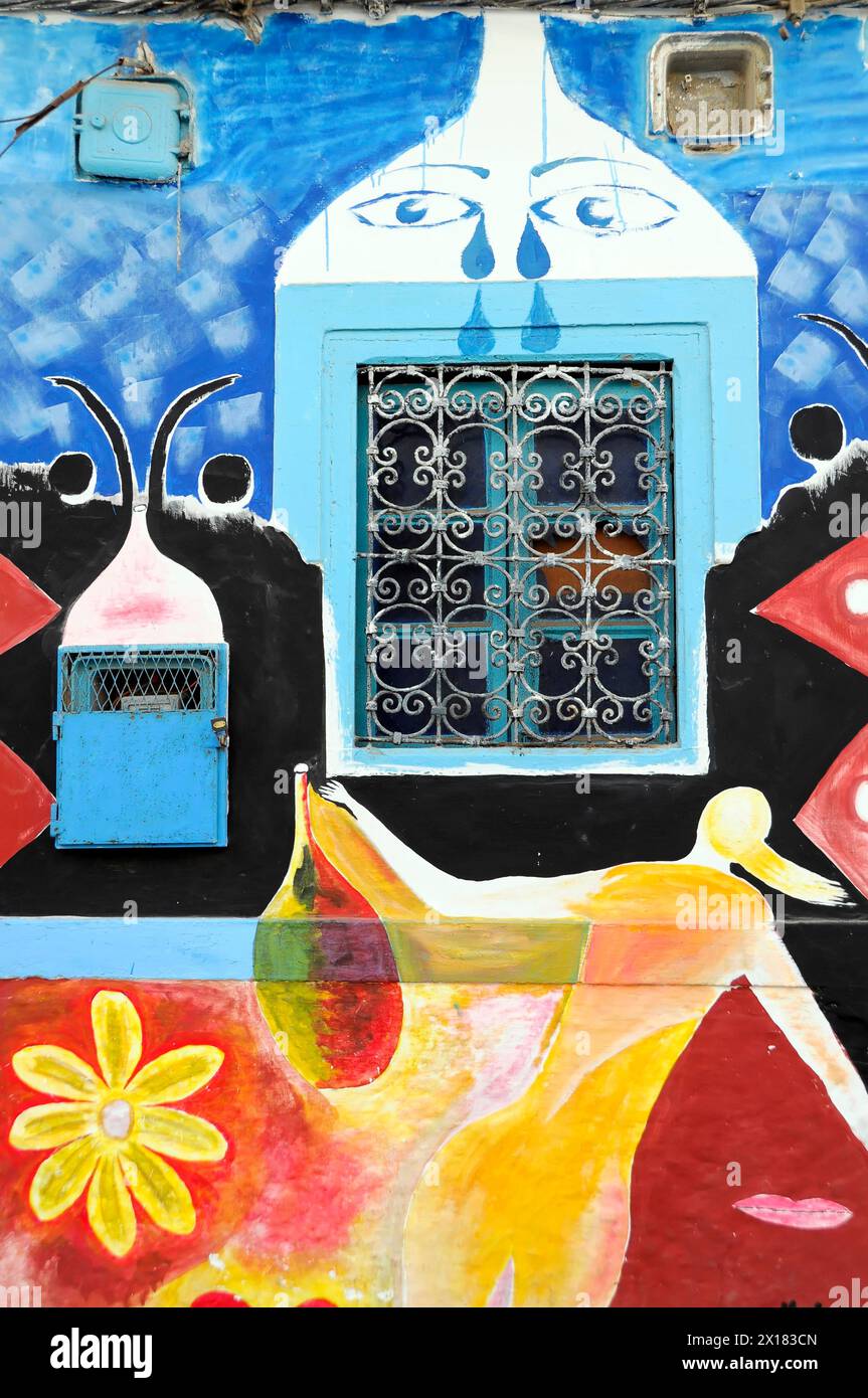 Asilah, Une fenêtre marocaine encadrée par des peintures murales traditionnelles et colorées, Rabat, Maroc, Afrique du Nord Banque D'Images