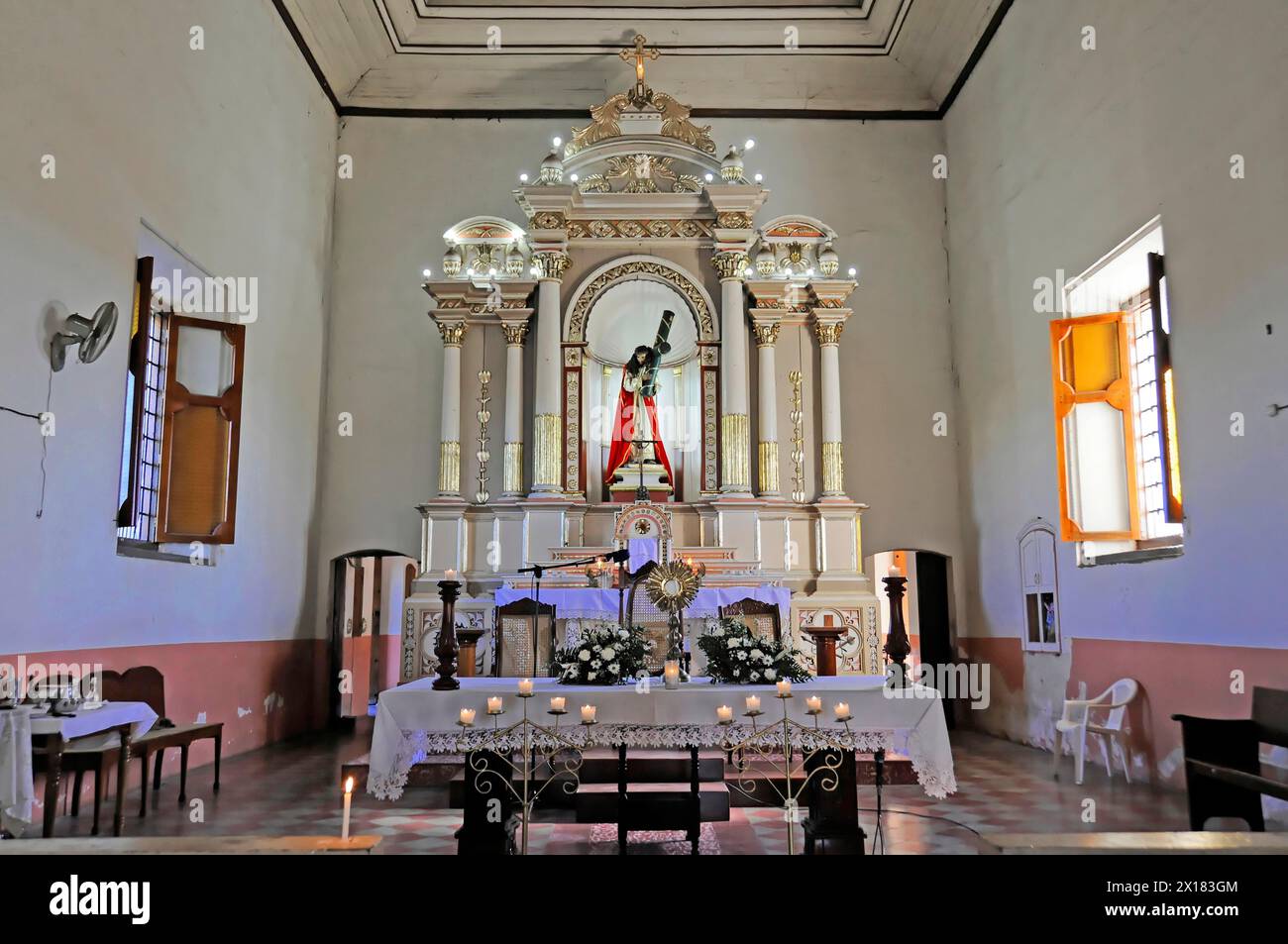 Église El Calvario, Léon, Nicaragua, autel avec une statue de Jésus entourée de bougies dans une église, Nocaragua, Amérique centrale, Amérique centrale Banque D'Images
