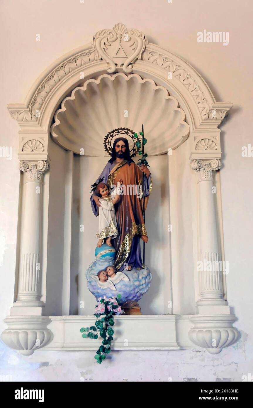 Église El Calvario, Léon, Nicaragua, Statue de Jésus dans une niche avec des éléments décoratifs sur le mur, Nocaragua, Amérique centrale, Amérique centrale Banque D'Images