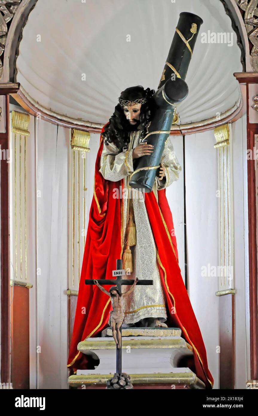 Église El Calvario, Leon, Nicaragua, statue de Jésus dans un manteau rouge sur une scène de crucifixion dans une église, Nocaragua, Amérique centrale, centrale Banque D'Images