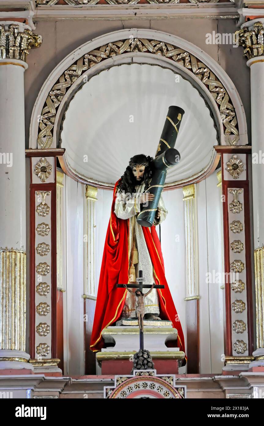 Église El Calvario, Leon, Nicaragua, statue de Jésus avec télescope et manteau rouge devant un décor baroque, Nocaragua, Amérique centrale Banque D'Images