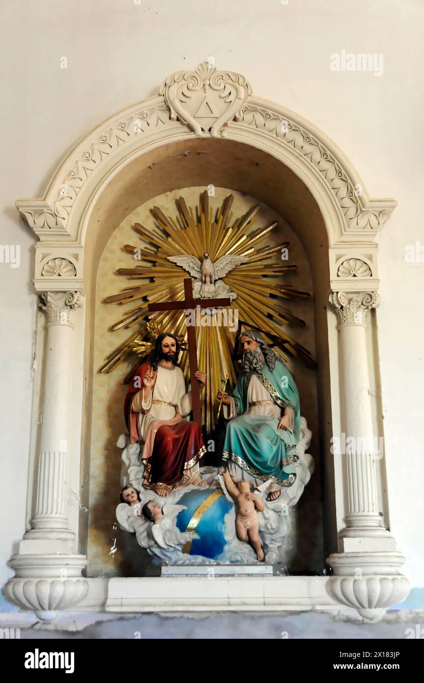 Église El Calvario, Léon, Nicaragua, retable représentant la crucifixion de Jésus entouré de saints et d'une auréole, Nocaragua, Central Banque D'Images