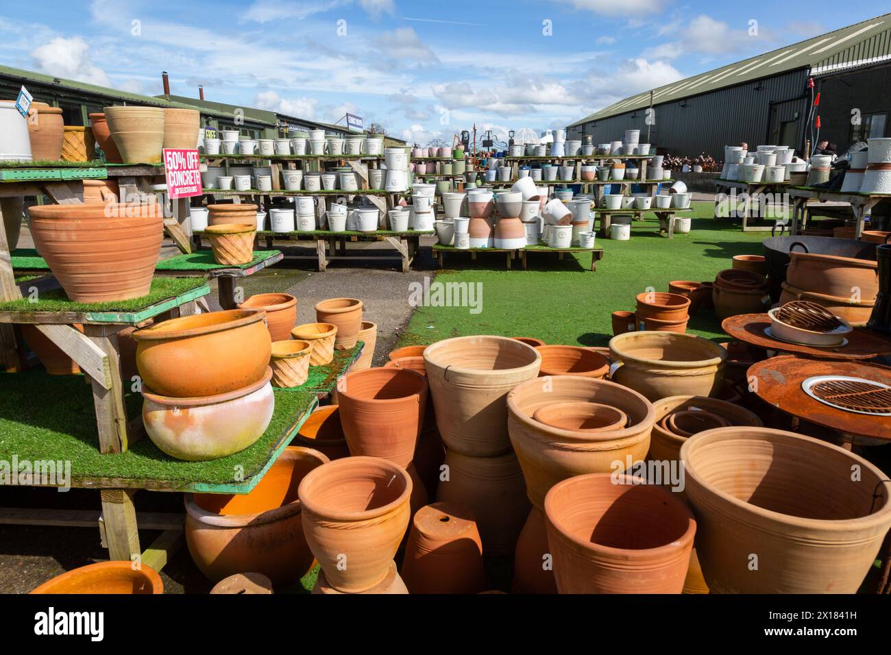 Pots de jardin en argile émaillée exposés dans un centre de jardinage, Royaume-Uni Banque D'Images