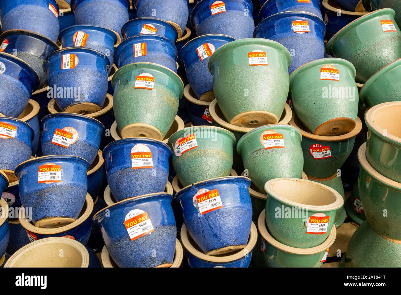 Pots de jardin en argile émaillée exposés dans un centre de jardinage, Royaume-Uni Banque D'Images