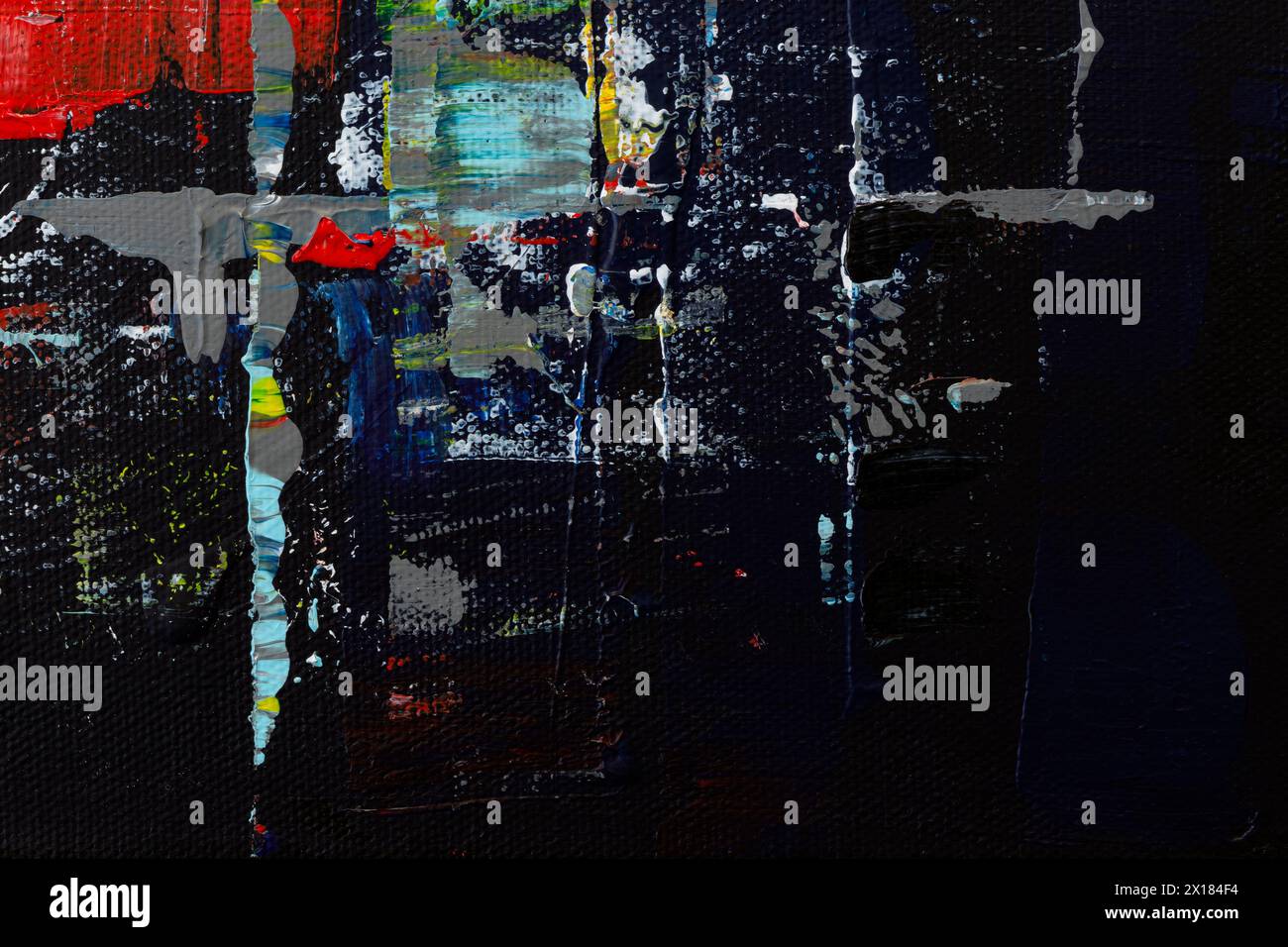 Macro gros plan de peintures acryliques colorées sur fond noir et bleu foncé. Fond de toile texturée plein cadre abstrait haute résolution. Banque D'Images