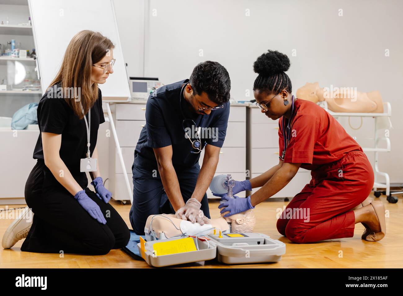 Plusieurs personnes se sont rassemblées dans une salle, participant activement à une tâche ou un événement partagé, avec des expressions et des gestes ciblés. Banque D'Images