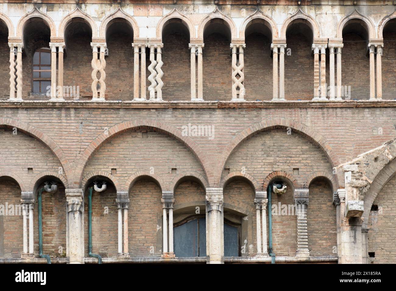 Colonnes torsadées du mur sud de la cathédrale Saint-Georges. Ferrare, Émilie-Romagne, Italie Banque D'Images