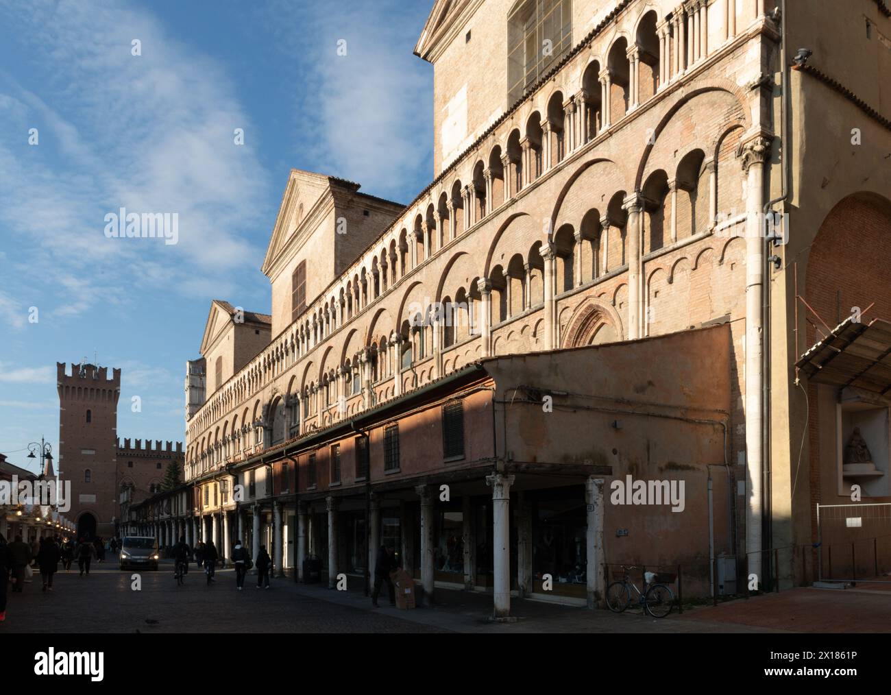 Mur sud avec galerie marchande (stands) de la cathédrale Saint-Georges. Ferrare, Émilie-Romagne, Italie Banque D'Images